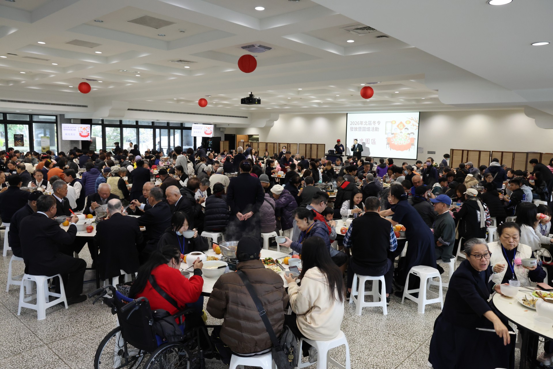 年節前夕，慈濟士林、北投及淡水區志工邀約照顧戶與關懷戶齊聚關渡靜思堂，提前圍爐共度佳節。