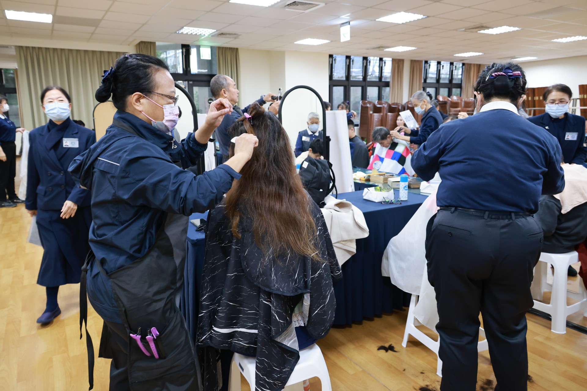 現場並設有義剪區等，透過多元關懷活動，讓民眾在寒冬中感受社會的溫暖與支持。