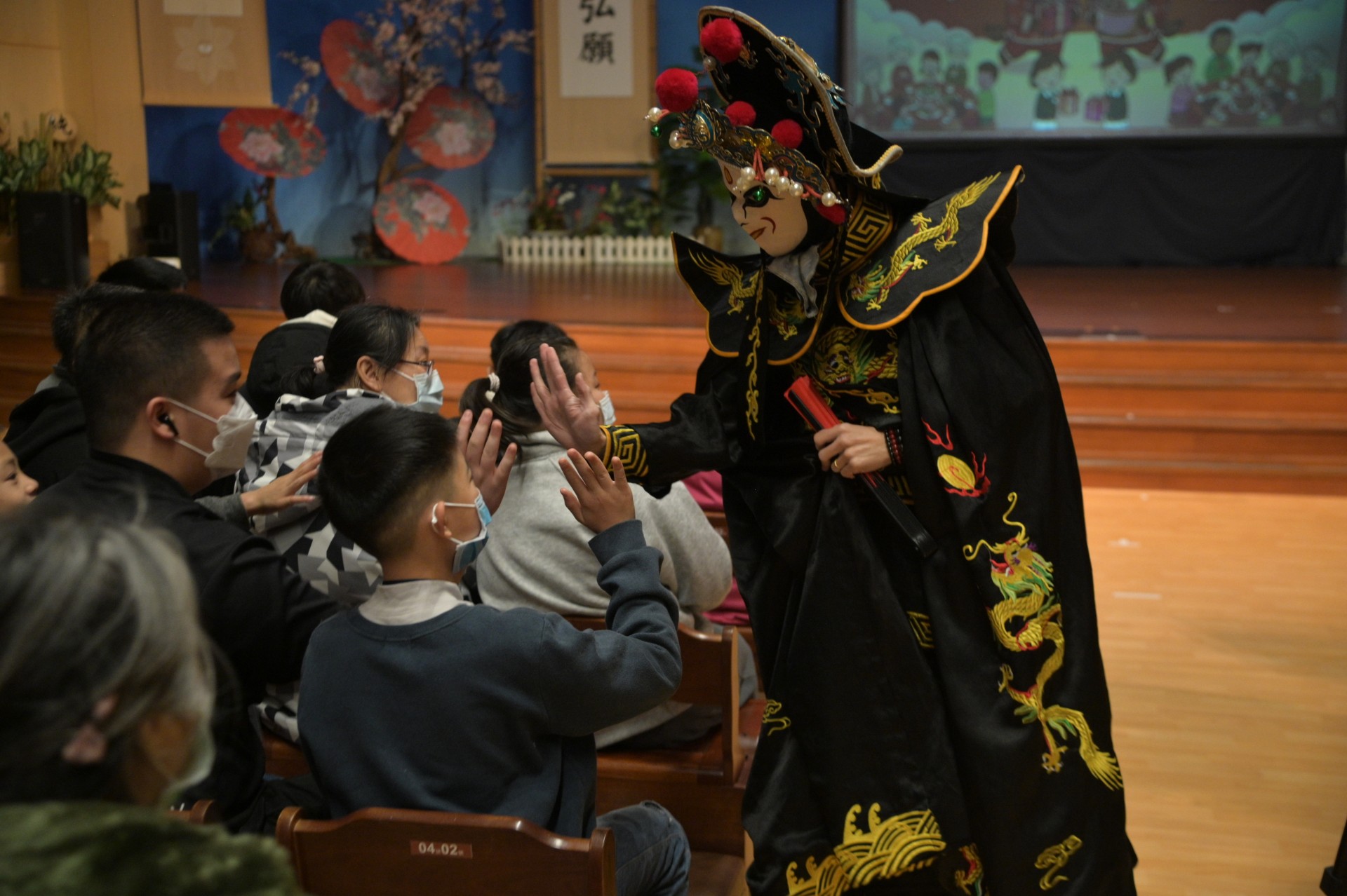 《川劇變臉》魔術師蔡志煒到台下與小朋友直接互動。