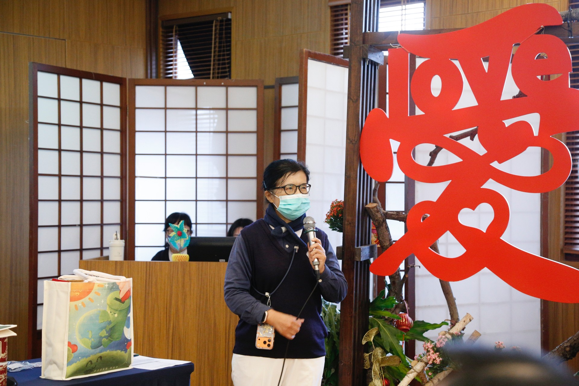 擔任訪視志工已二十三年的彭瑞芬表示，能堅定地一路走來，主要的動力是與照顧戶的相處過程中，轉變成朋友與家人。