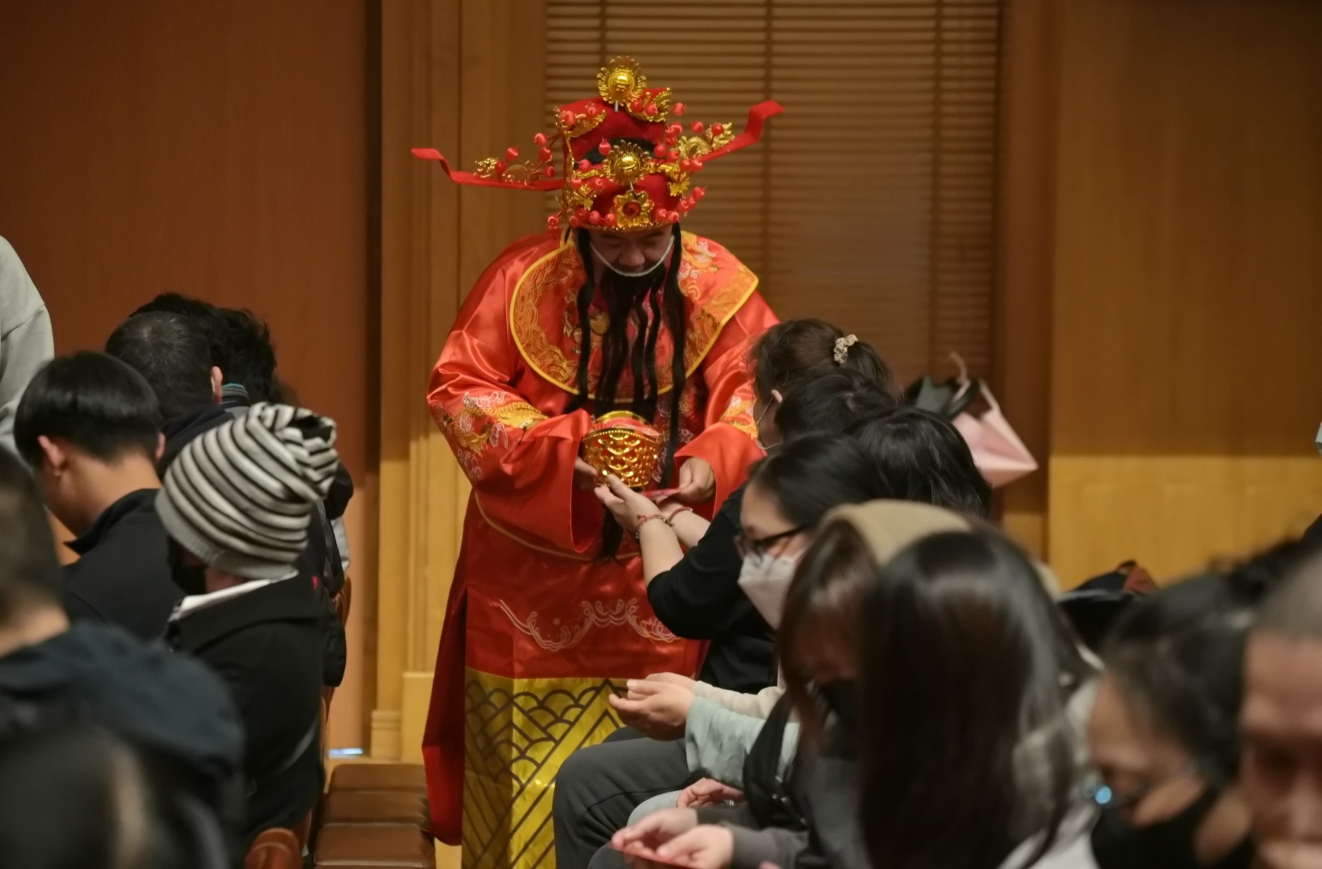 多年來扮演武財神的慈濟志工蔡元崇，秉持人和為財的信念，祝福大家：「事事如意，身體健康，闔家平安」。  