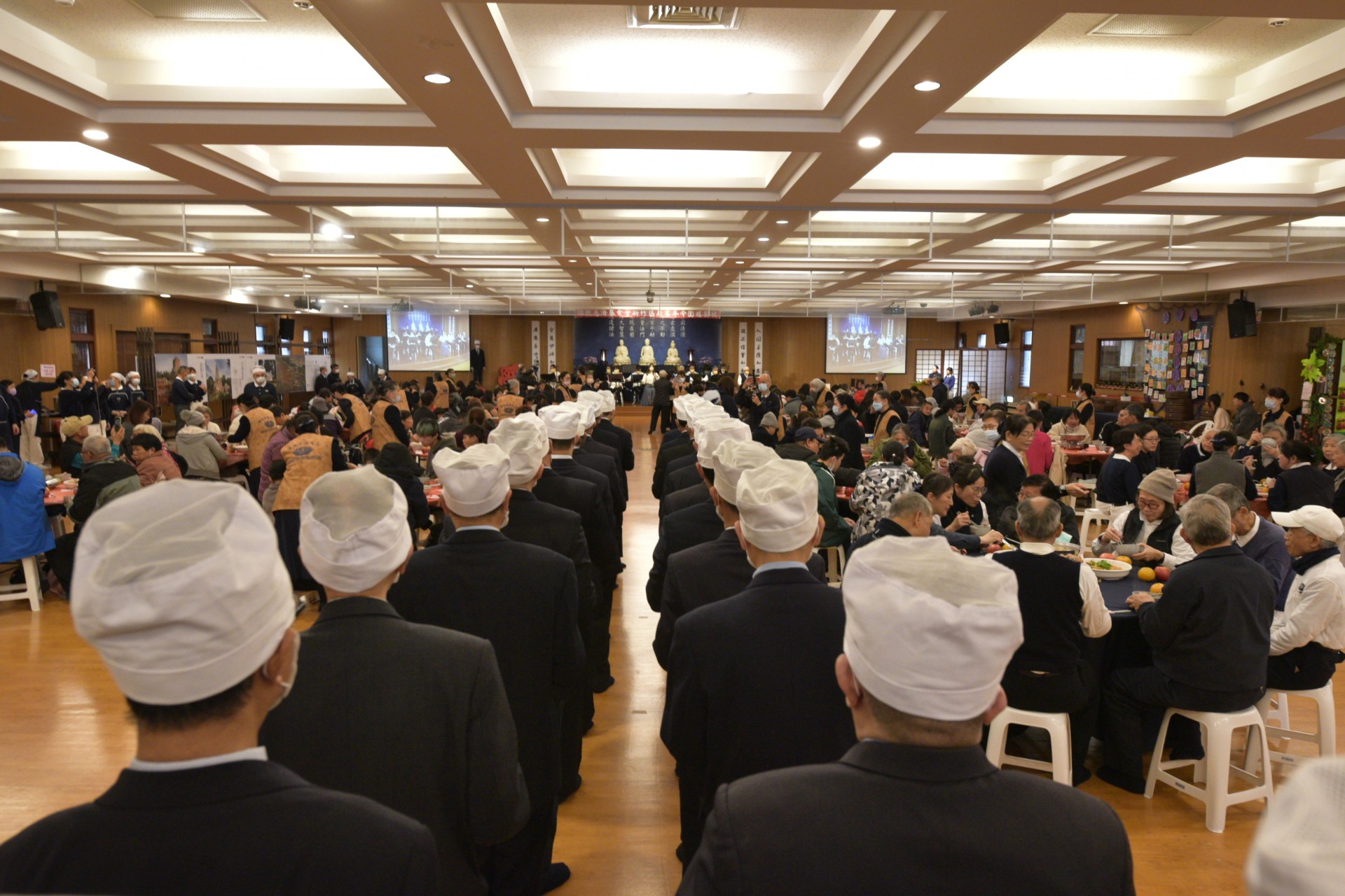 圍爐活動席開二十五桌，希望透過營養與美味餐點溫暖前來圍爐鄉親的心，大家一起開心迎新年。
