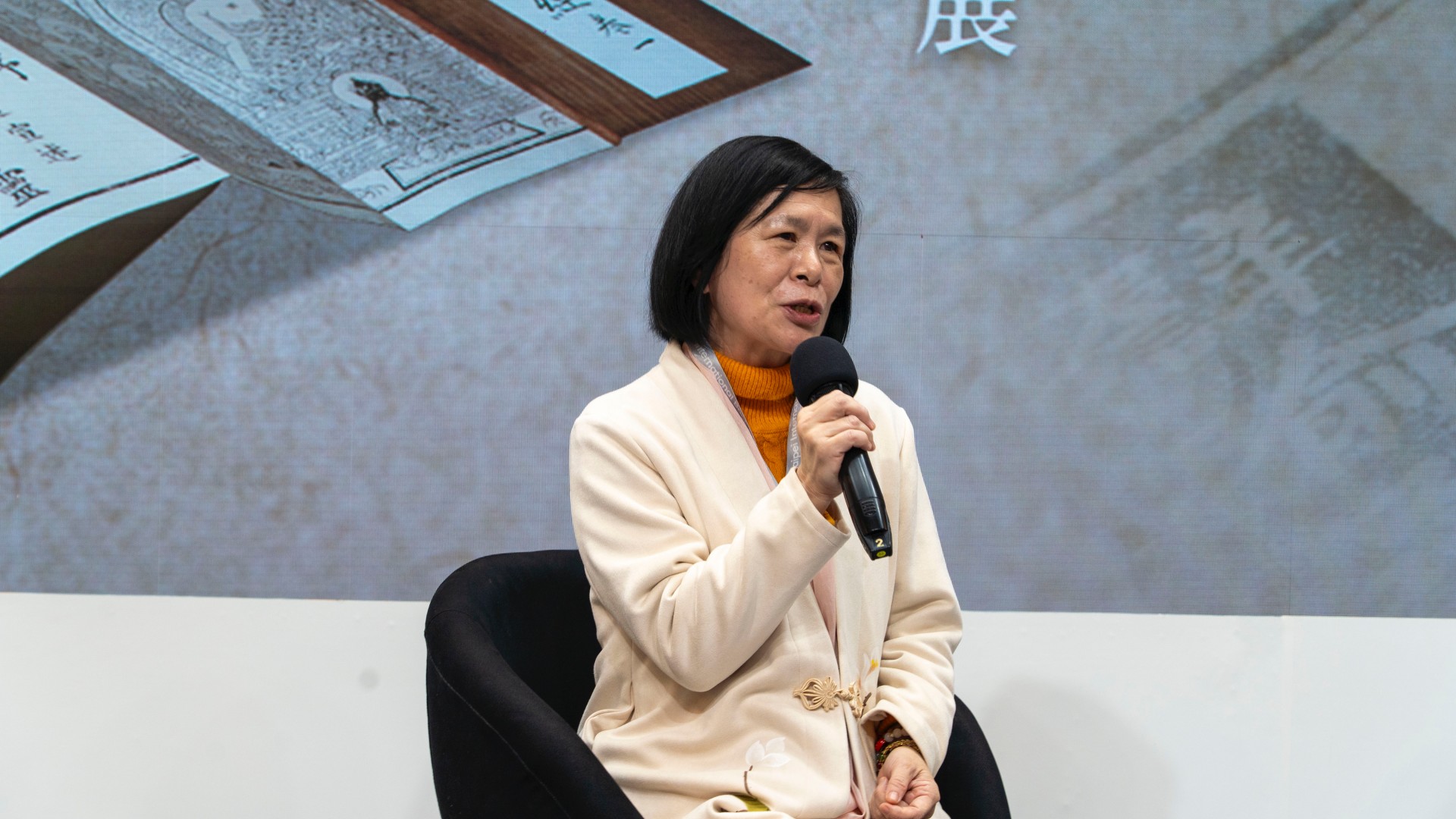 國立臺灣圖書館館長曹翠英出席慈濟人文書展分享古籍修復