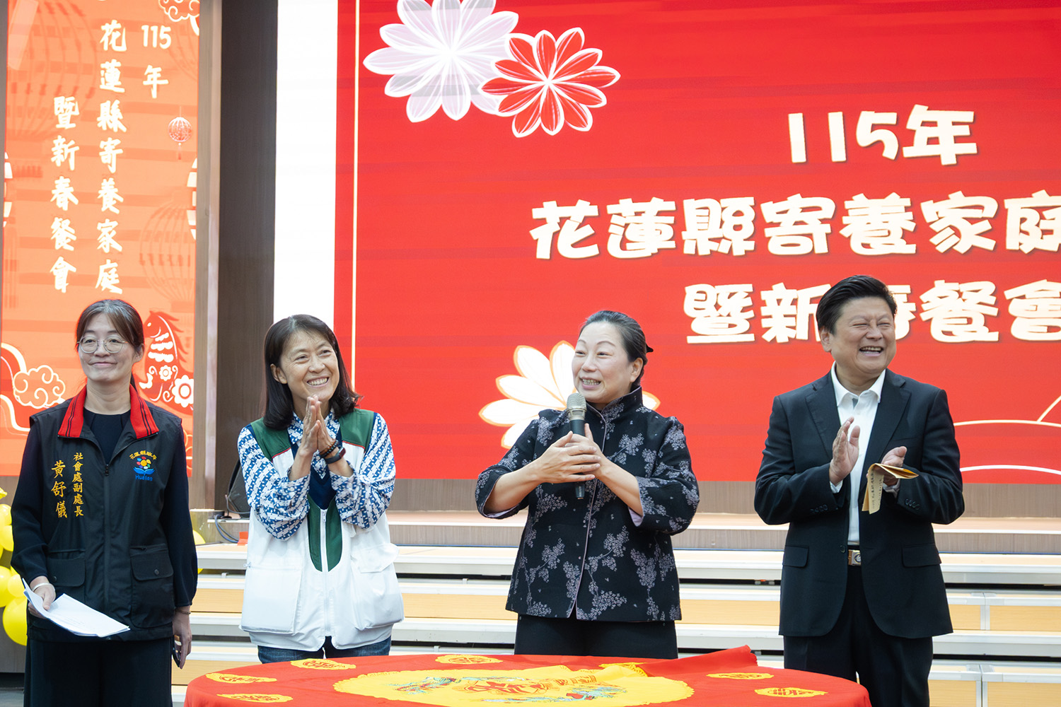 徐榛蔚縣長與傅崐萁立法委員到場鼓勵寄養家庭，感謝寄養家庭為弱勢兒少提供無私關懷。