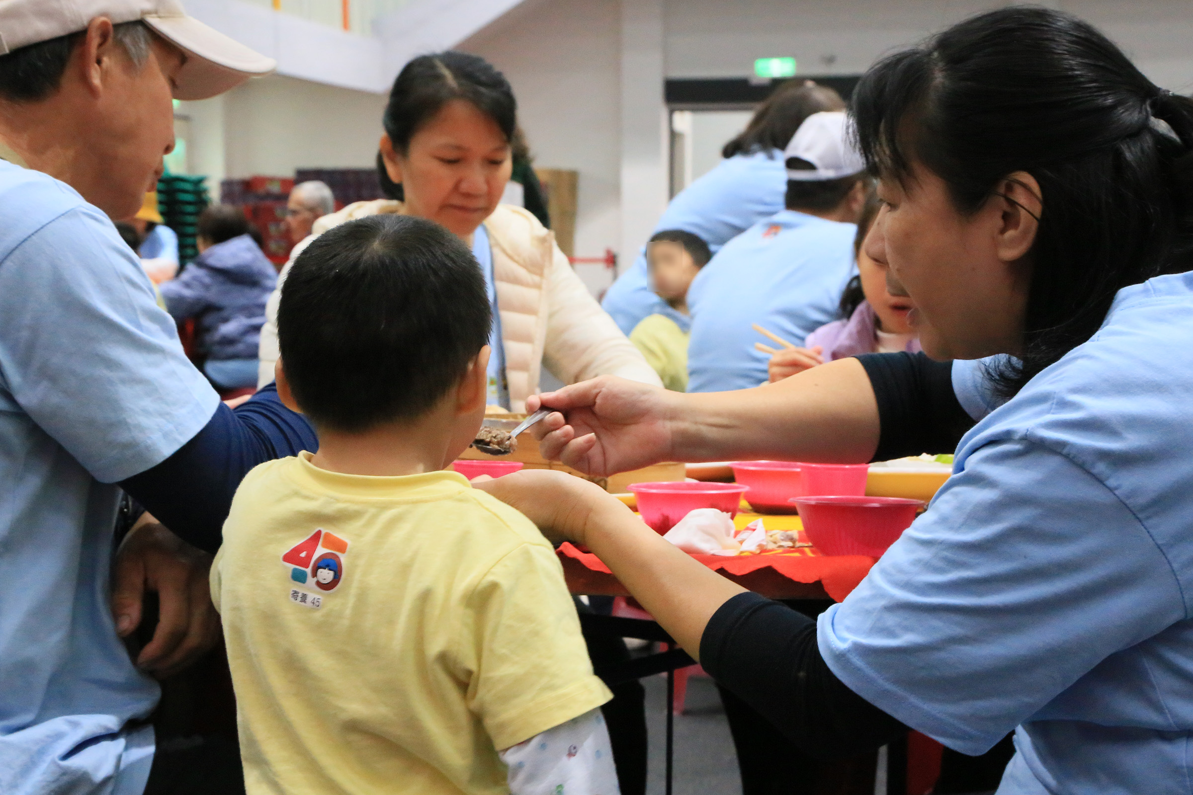 寄養家庭授證典禮後安排了新春餐會，增進彼此交流。