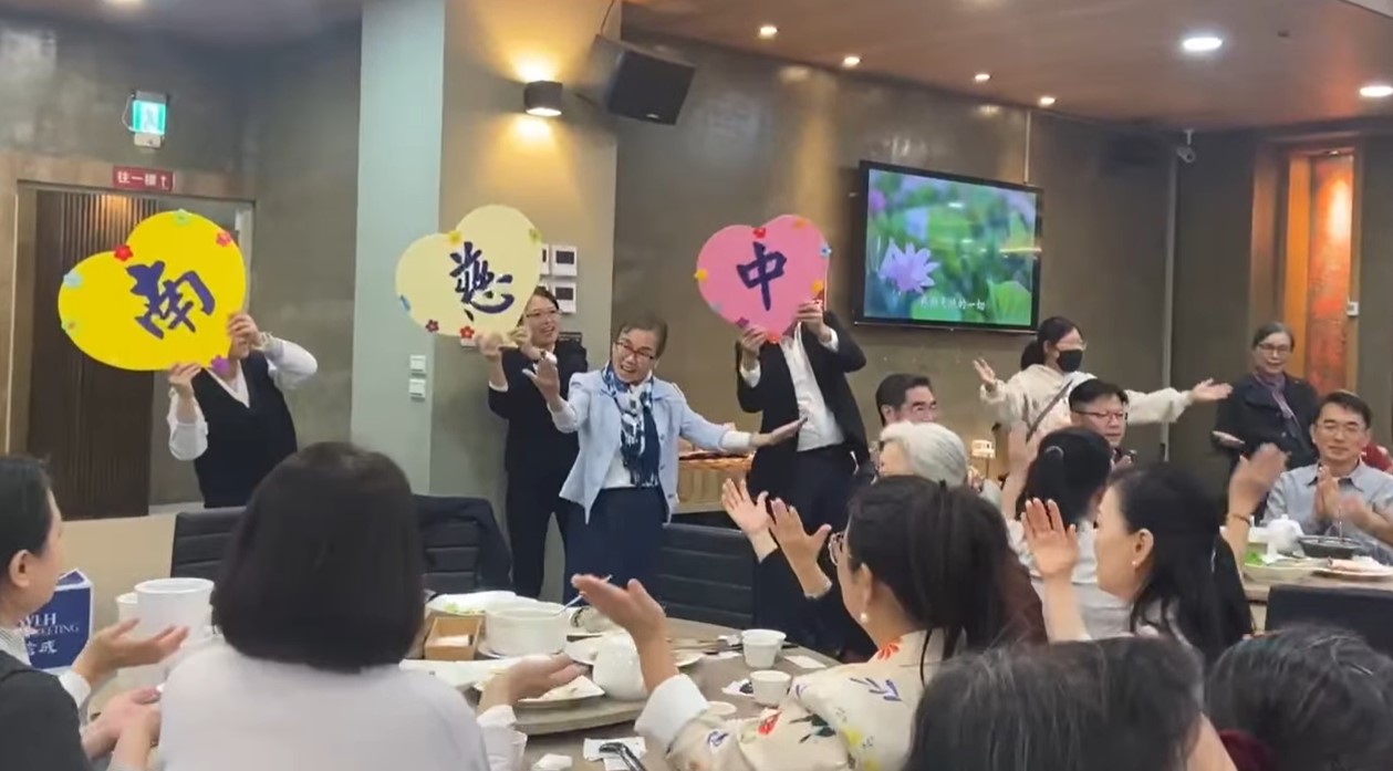 以〈感謝天感謝地〉手語帶動，傳達志工相聚於臺南慈中的珍貴因緣與滿滿感恩。