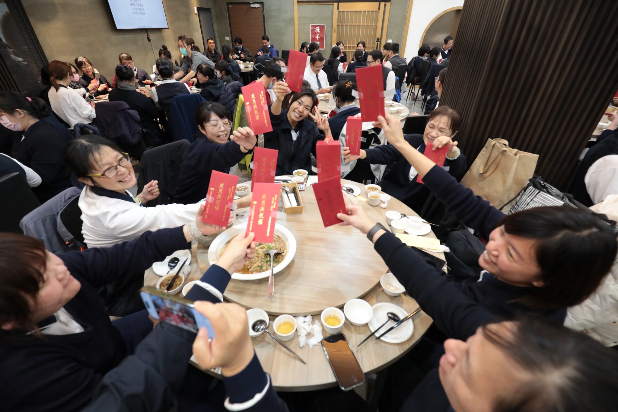 充滿愛與溫暖的感恩餐會，凝聚親師與志工夥伴的深厚情誼，讓感恩化為前行的力量。