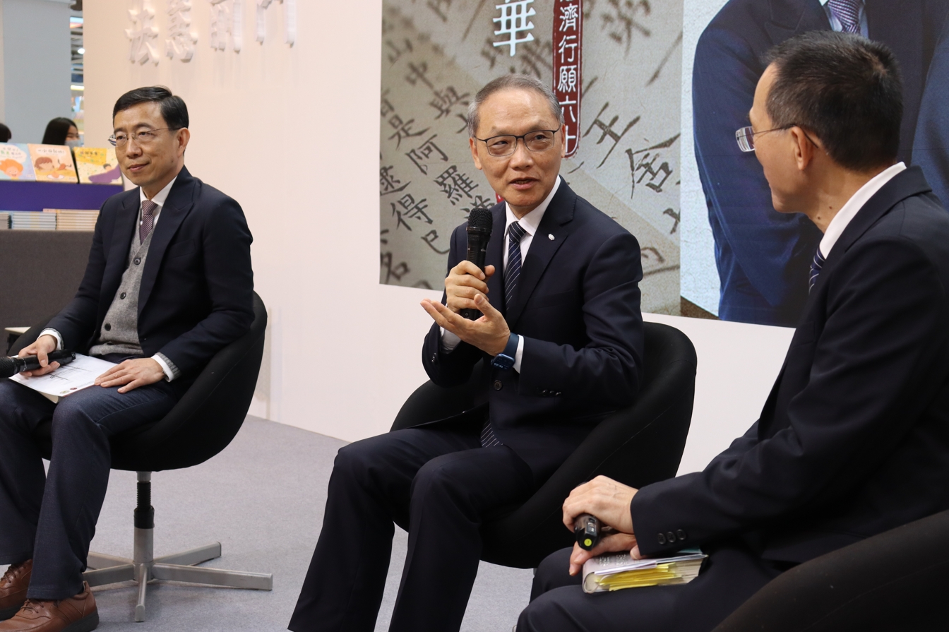 顏博文執行長(中)以慈濟實務經驗為例，分享如何在全球推動「可複製、可長行」的治理模式。