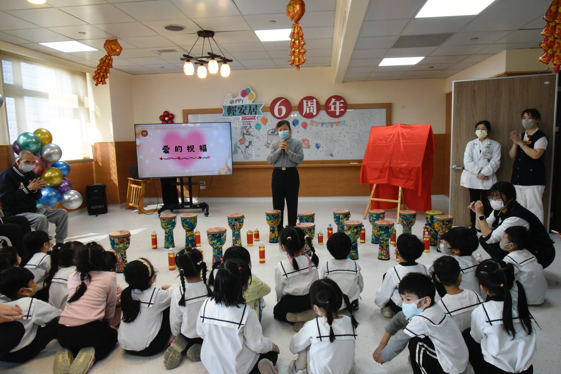 人文室主任葉璧禎勉勵現場住民，在輕安居要愈來愈健康快樂。