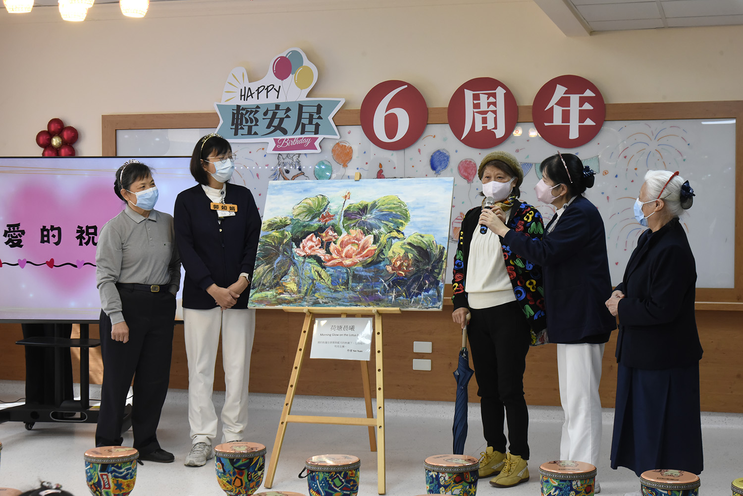 油畫的作者顏女士表示，母親之前在輕安住兩年，自己也曾因手術及小中風入住，期間深刻感受，無論是照服人員或醫療團隊都十分用心，給一百分的肯定。