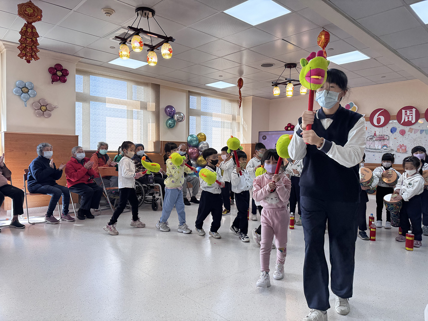 活動開場前，由大愛幼兒園小朋友帶來一段充滿年節氣氛的「年獸」小短劇，童趣十足的表演讓現場氣氛瞬間熱絡，逗得阿公、阿嬤笑得合不攏嘴。