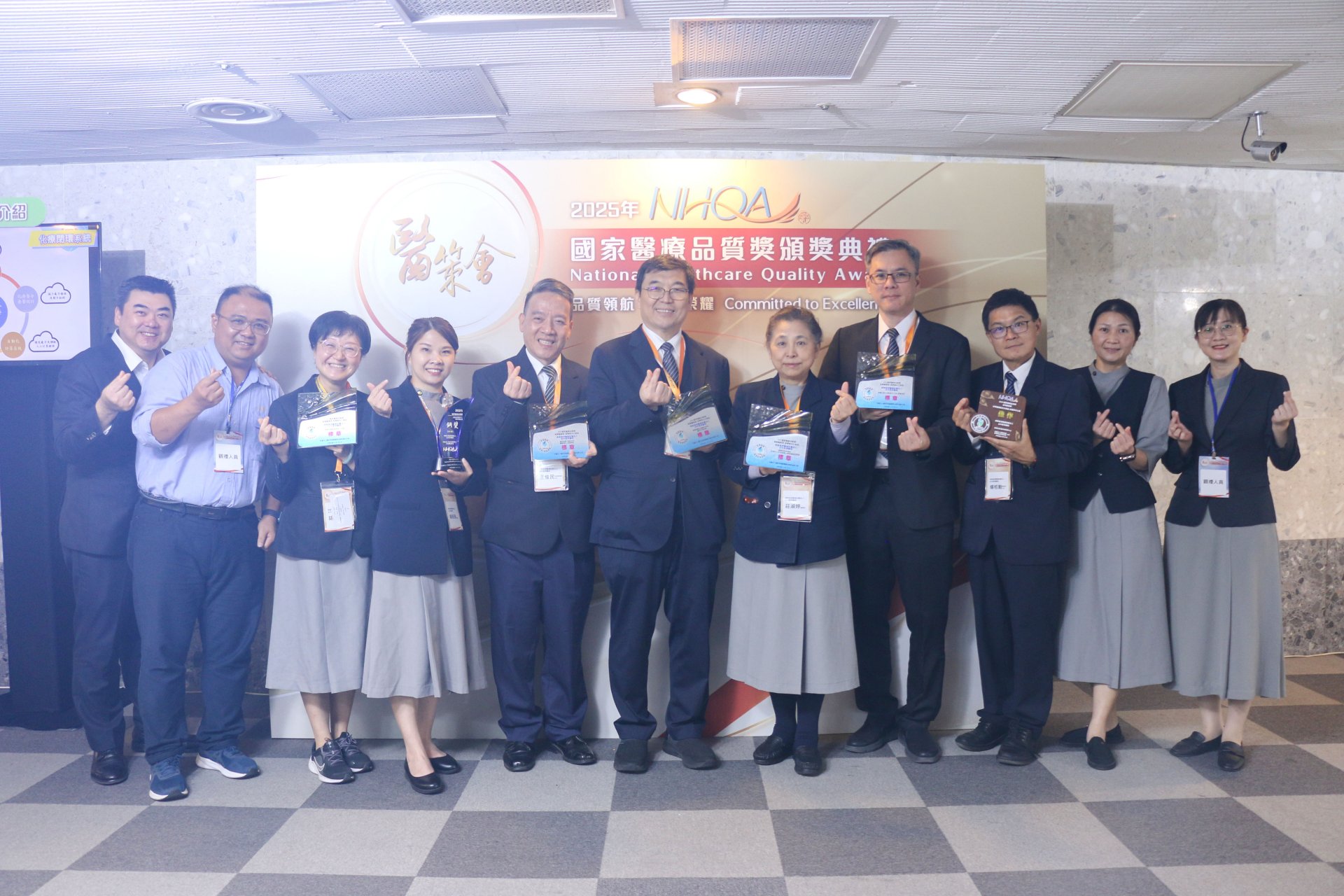 台中慈濟醫院獲獎團隊由副院長莊淑婷（右五）及醫務秘書林英超（右六）領隊組成七人受獎團隊參加盛會。