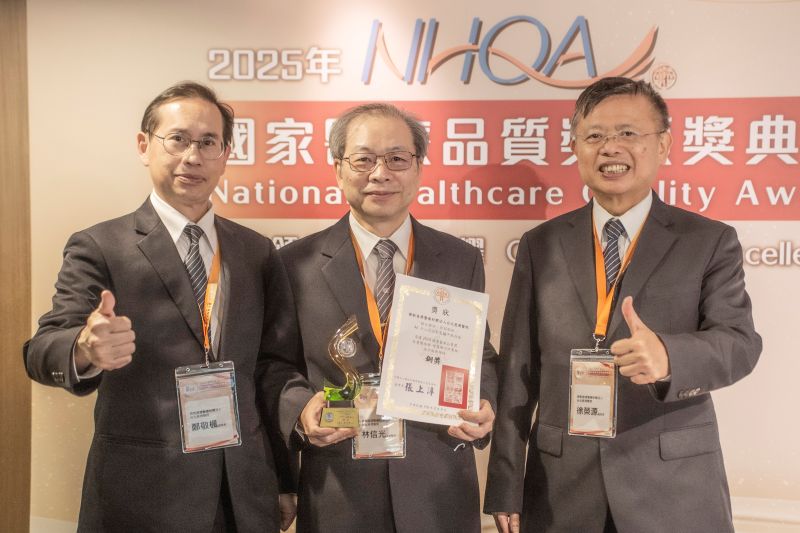 神經科、急診部與影像醫學部等團隊攜手的「搶分搶命、即刻取栓：AI介入下的緊急腦中風救援」榮獲智慧醫療類智慧解決方案組急診服務領域的銅獎殊榮。