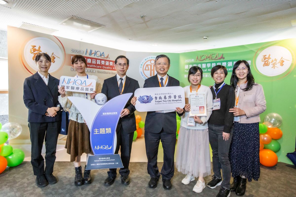 「降低胃腸肝膽科住院病人出院14天內非計畫性再住院率」團隊規劃多項照護介入措施改善短期再入院因素，由鄭愉軒護理長(右三)代表領獎。