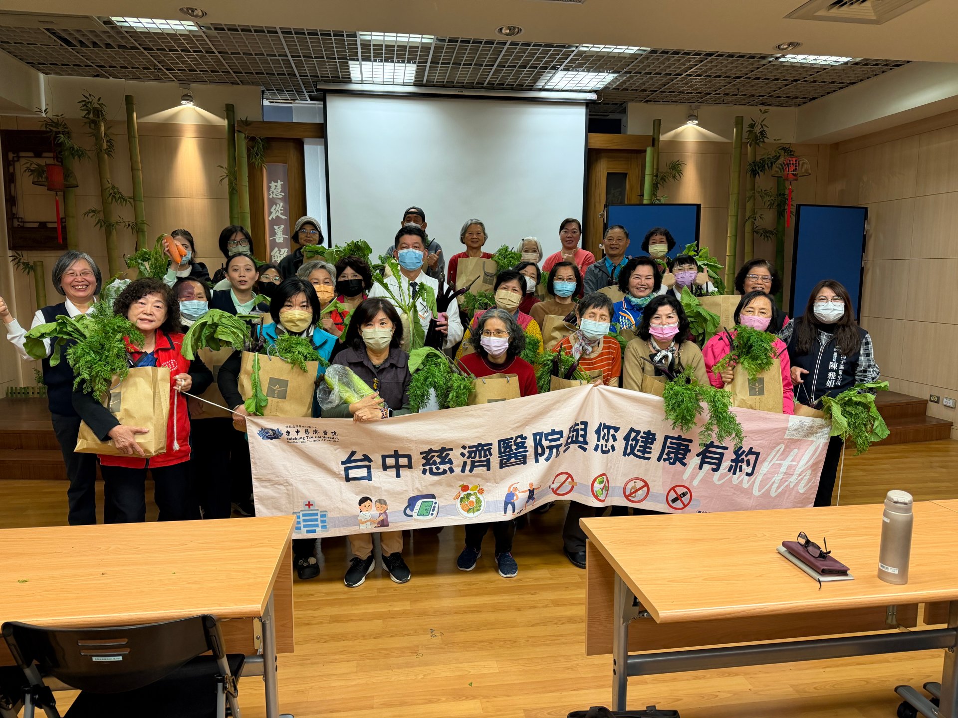 社區歲末聯繫會議全體夥伴歡樂合影。