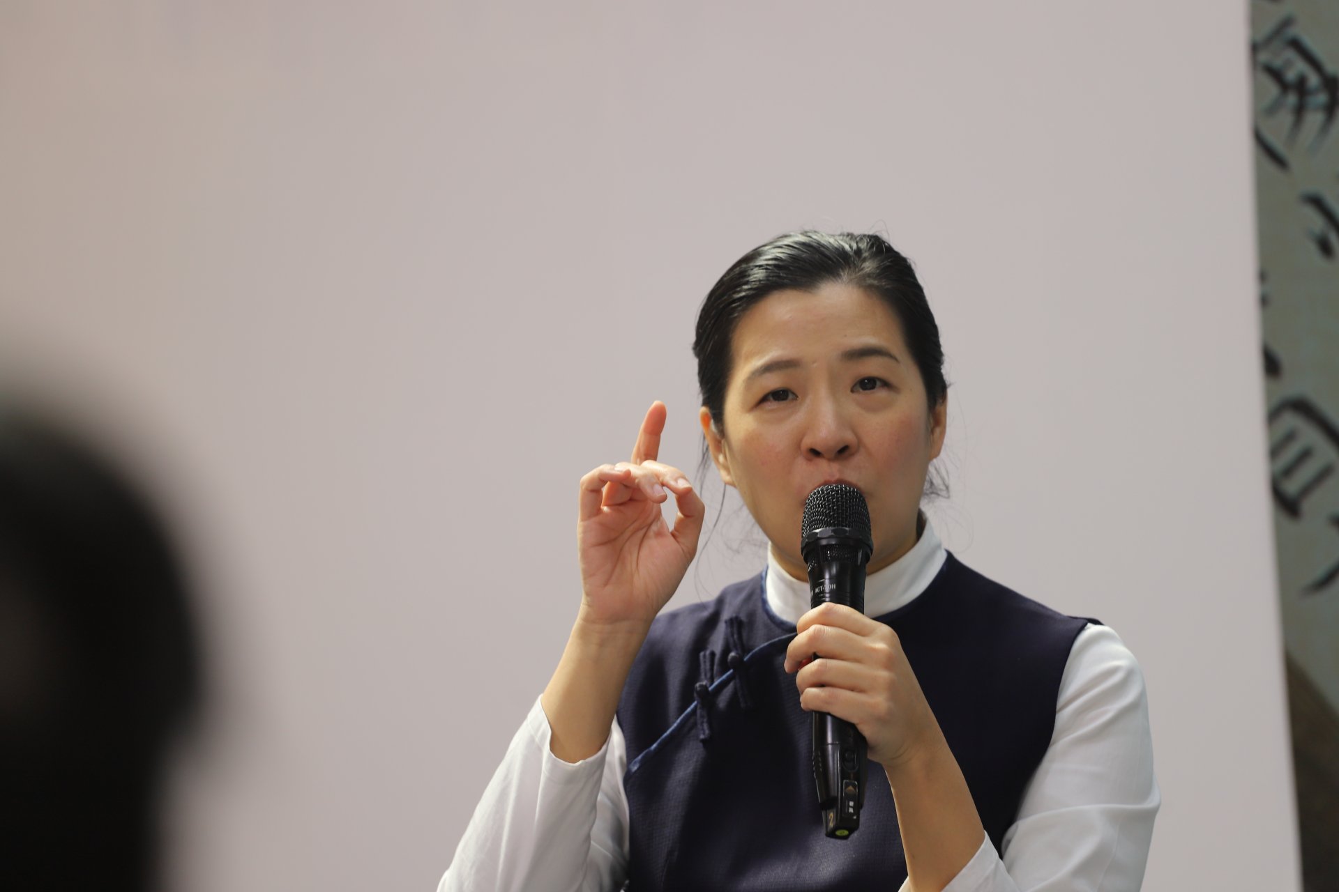 靜思書軒營運長蔡青兒分享從醫院志工到走入慈濟