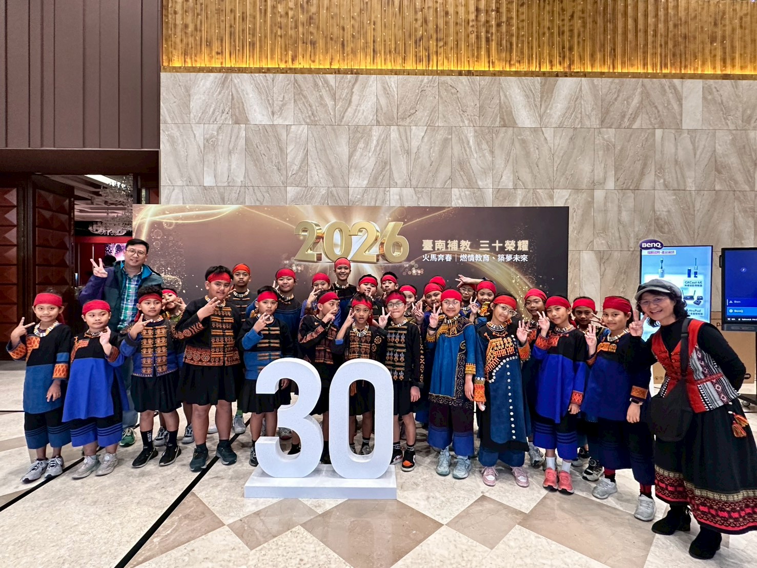 臺南市補教協會的活動餐會亦邀請望嘉文化隊的孩子們到餐廳表演並享用豐盛的佳餚。