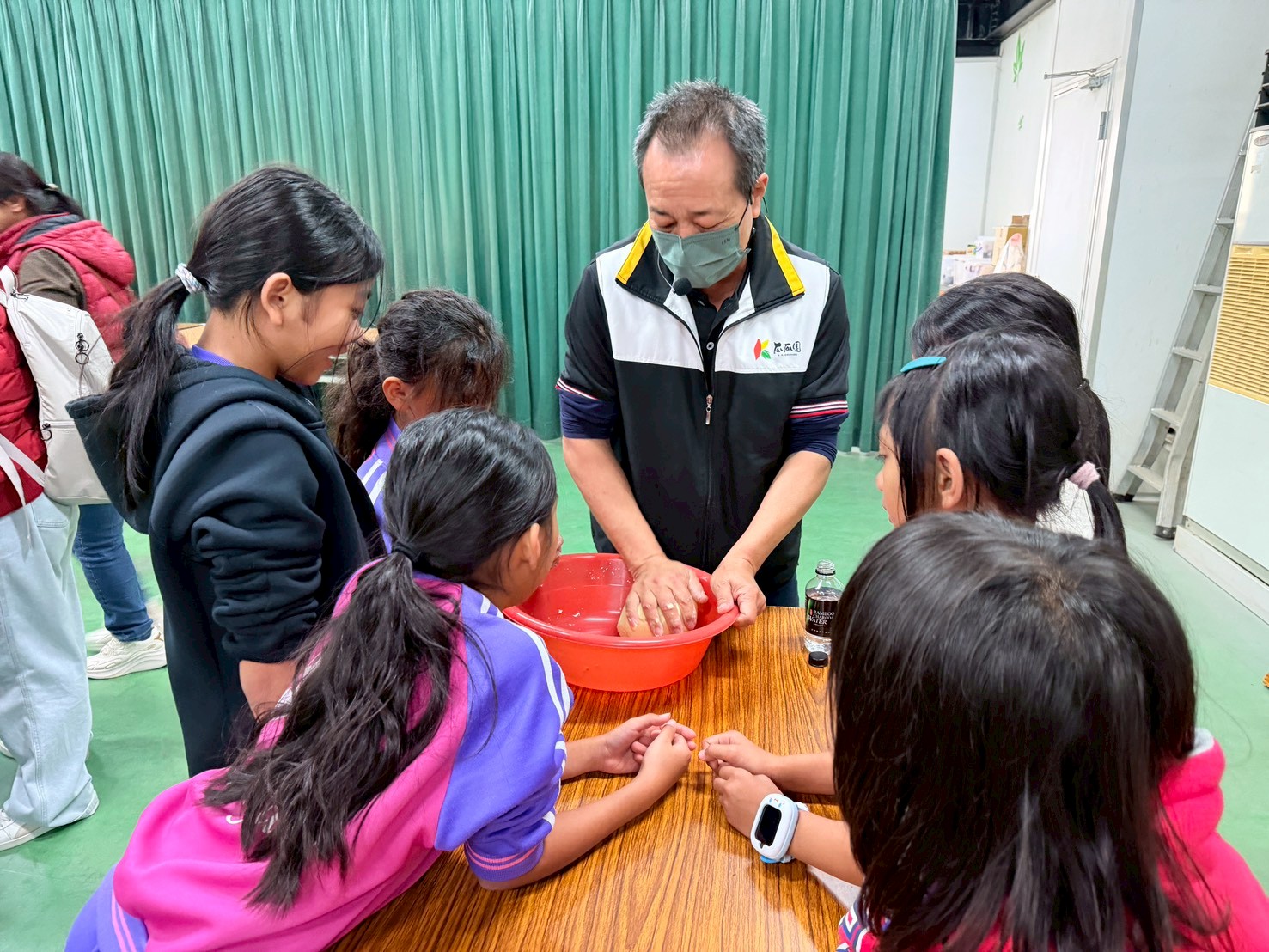 每位孩子都很專心的在學習如何和麵糰，一步一步驟的製作出地瓜湯圓。