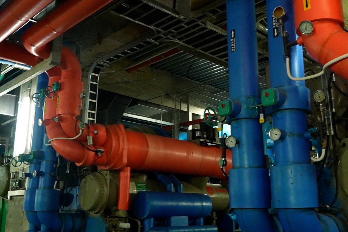 藉由冰水主機調節室內溫度，節碳逾百公噸。