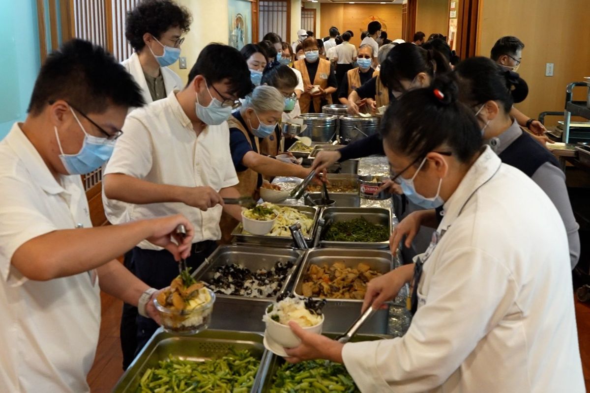 推動低碳飲食，提供素食員工餐。