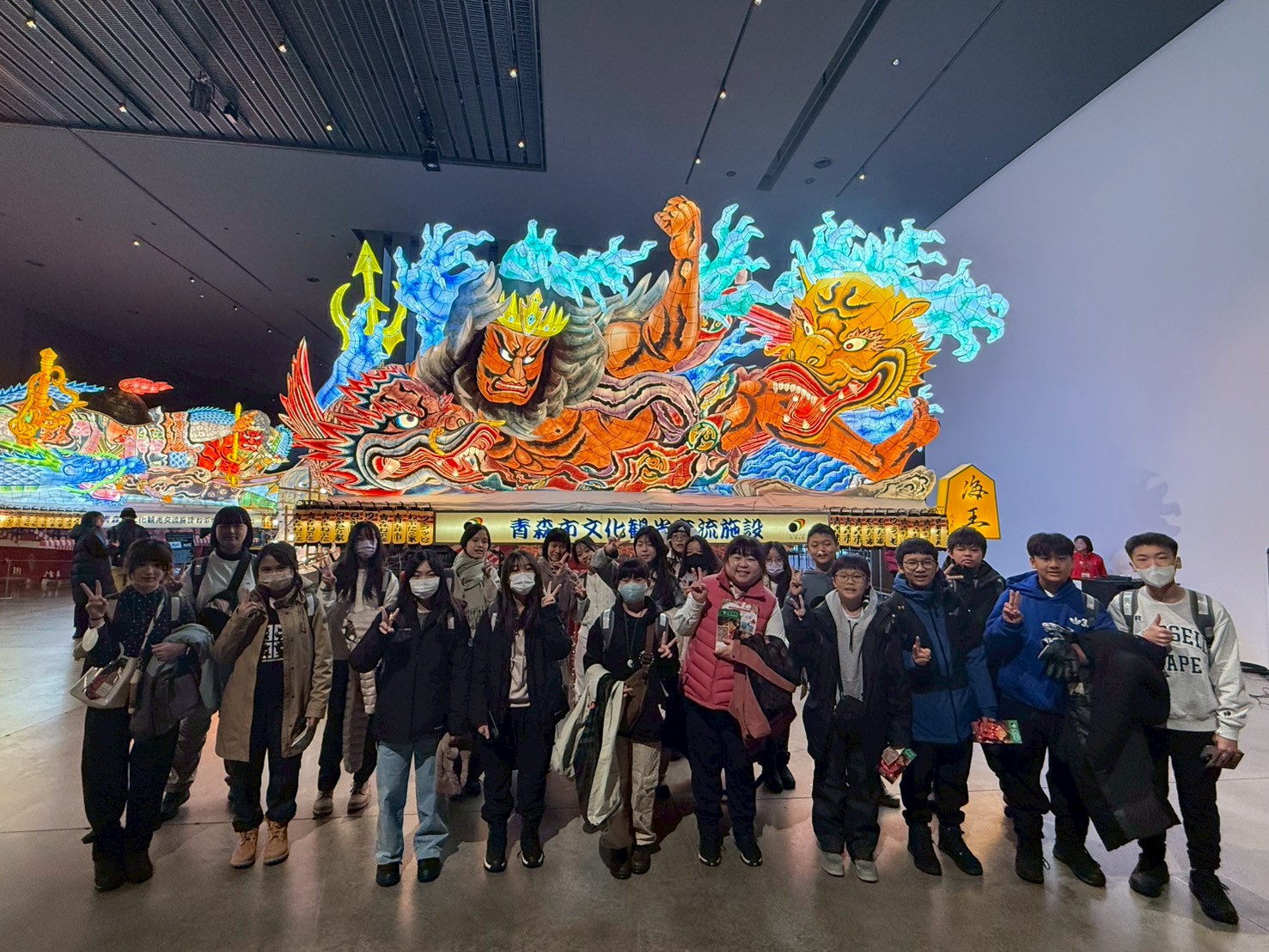 參觀「青森睡魔之家」，巨大的立體燈籠讓人嘆為觀止。