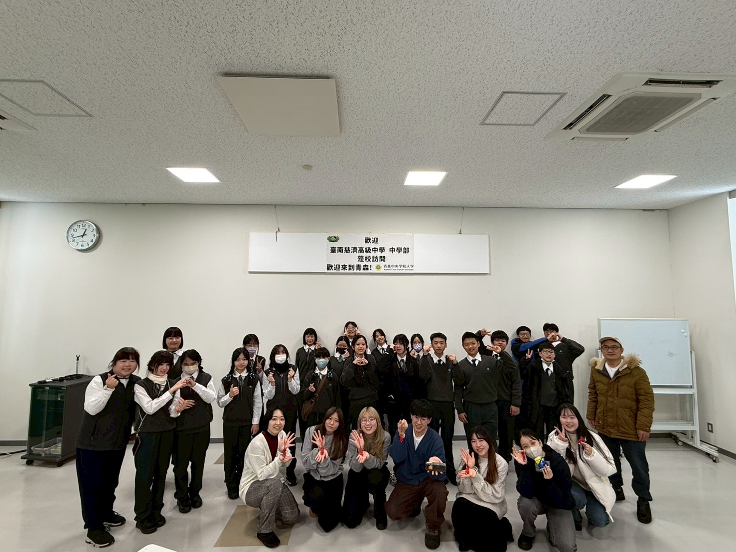 與「青森中央學院大學」的大學生互動座談，交換彼此的學習經驗與文化觀點。