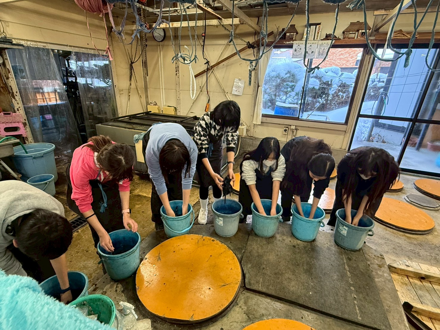 學生體驗藍染手作，學習職人技藝。