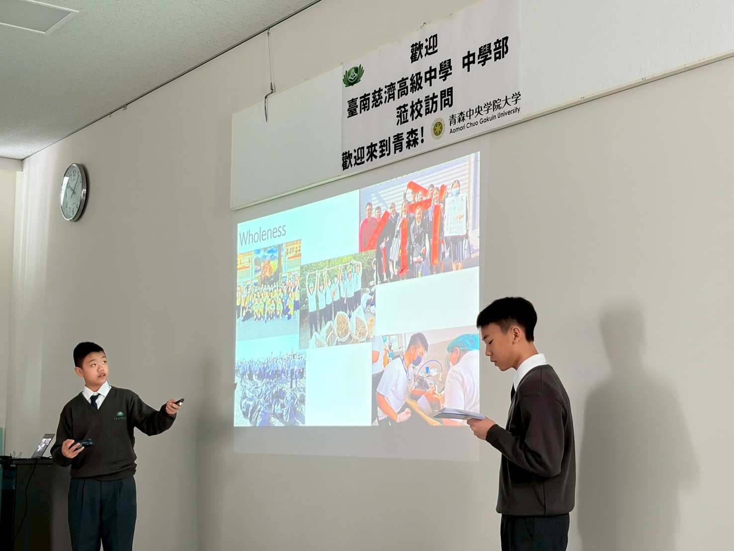 本校學生於校際交流時介紹臺南慈中，展現慈中學生的自信與氣質。