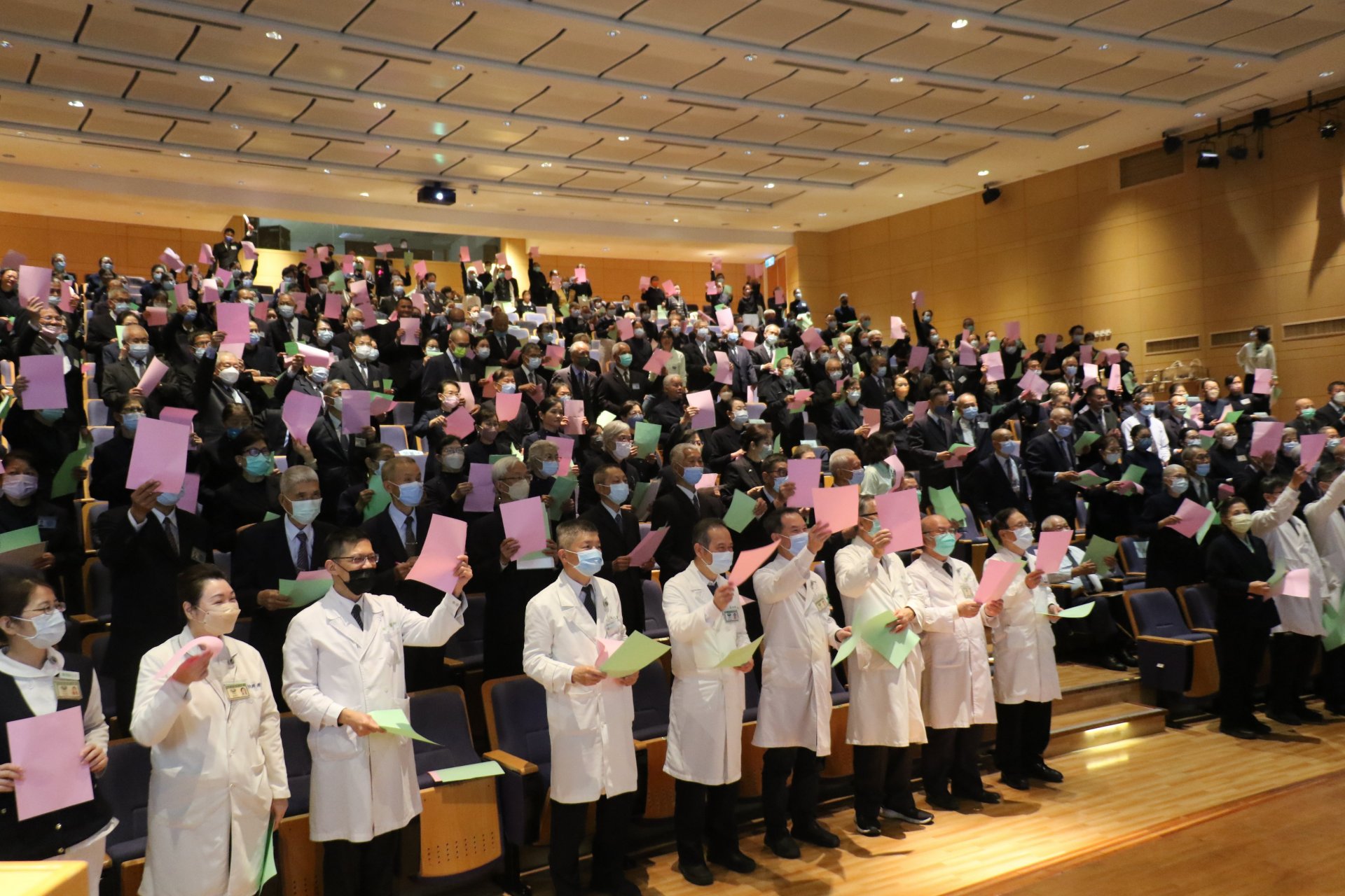 「誰最瞭解台中慈院」趣味互動，題目緊扣院區角落細節，志工們對答如流的反應，生動展現了視院如家的深厚情感。