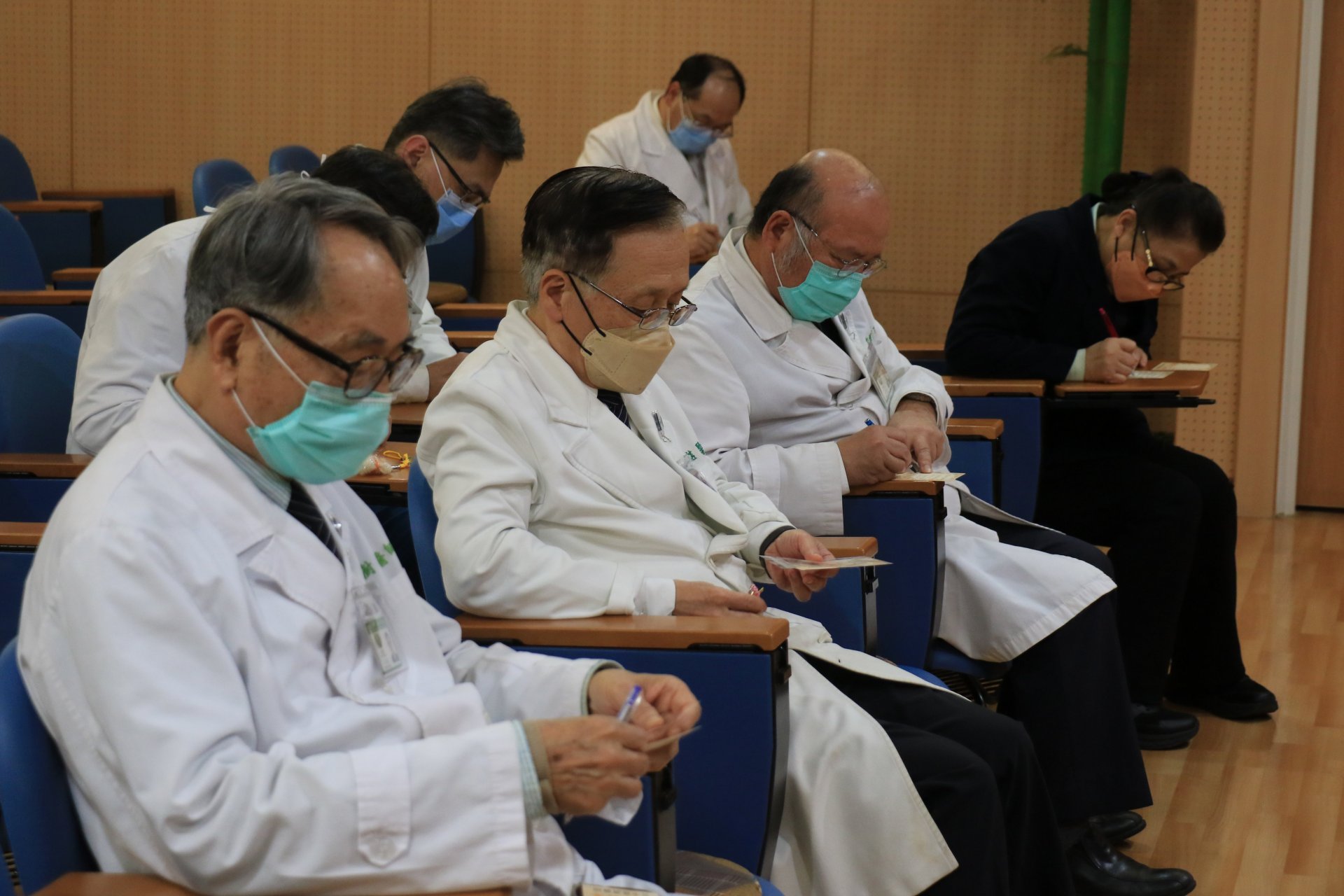 簡守信院長（左二）利用院務會議時間，帶領主管與同仁親手寫感恩卡片，字裡行間滿是醫護團隊對志工的敬意。