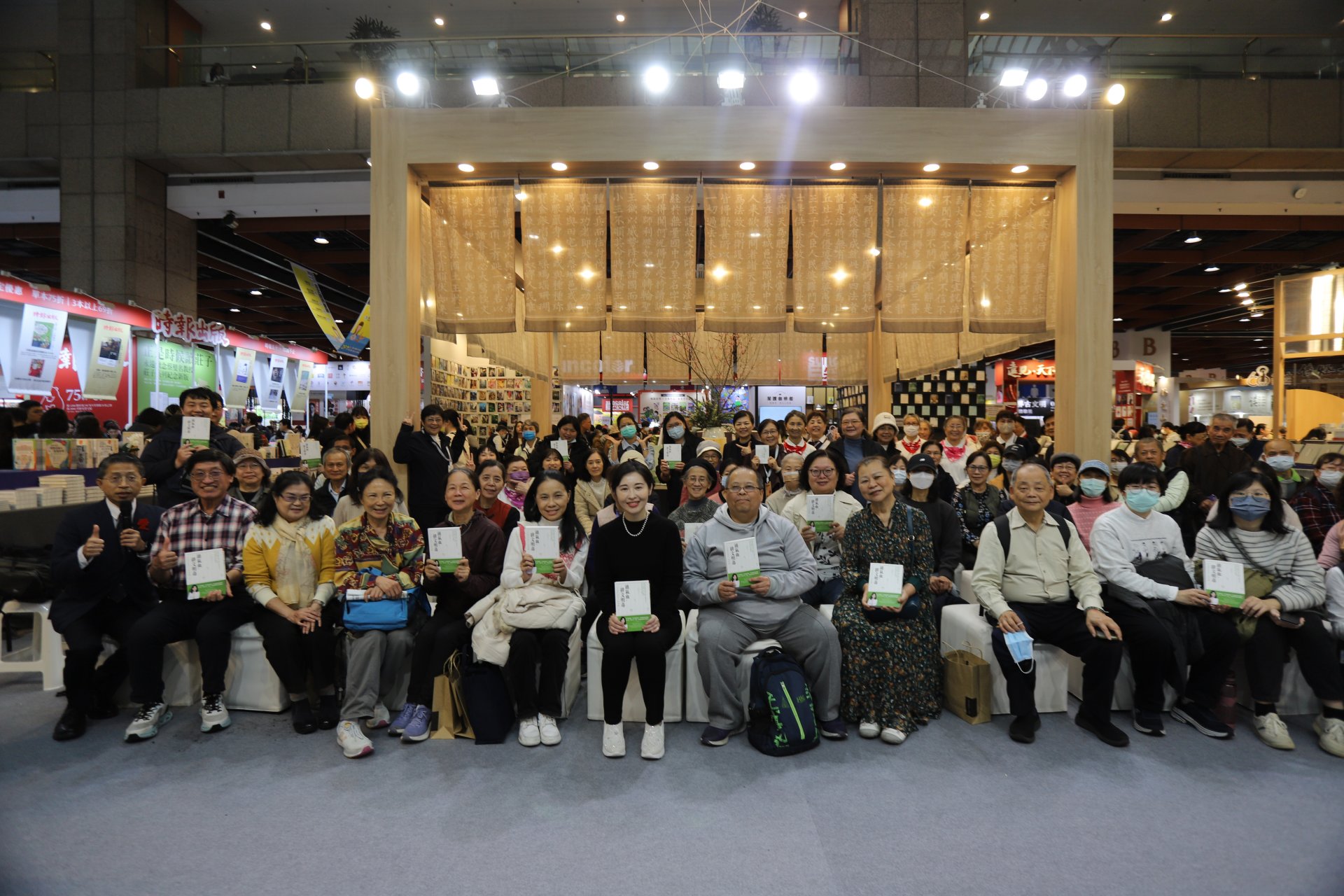 莊佳穎中醫師璵現場民眾合照