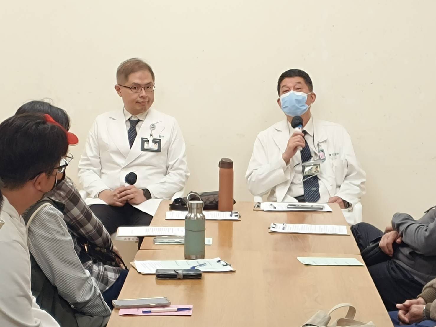 社區健康中心主任陳慶元（右）與身心醫學科主任許峰碩（左），到場鼓勵家屬並提供醫療專業對疑難問題的解決方法。