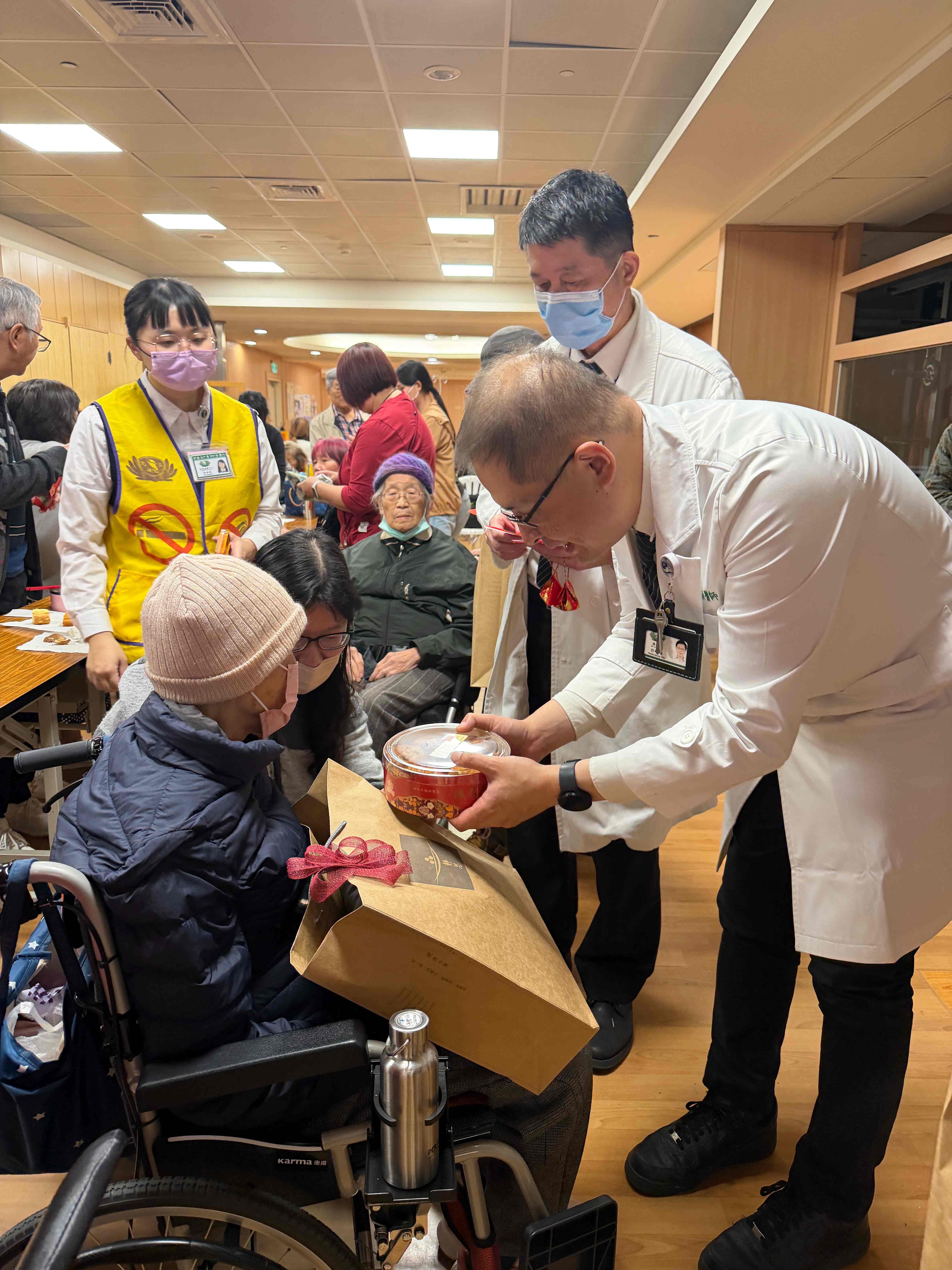 陳慶元與許峰碩兩位主任致贈長輩春節賀禮，祝福大家平安健康。