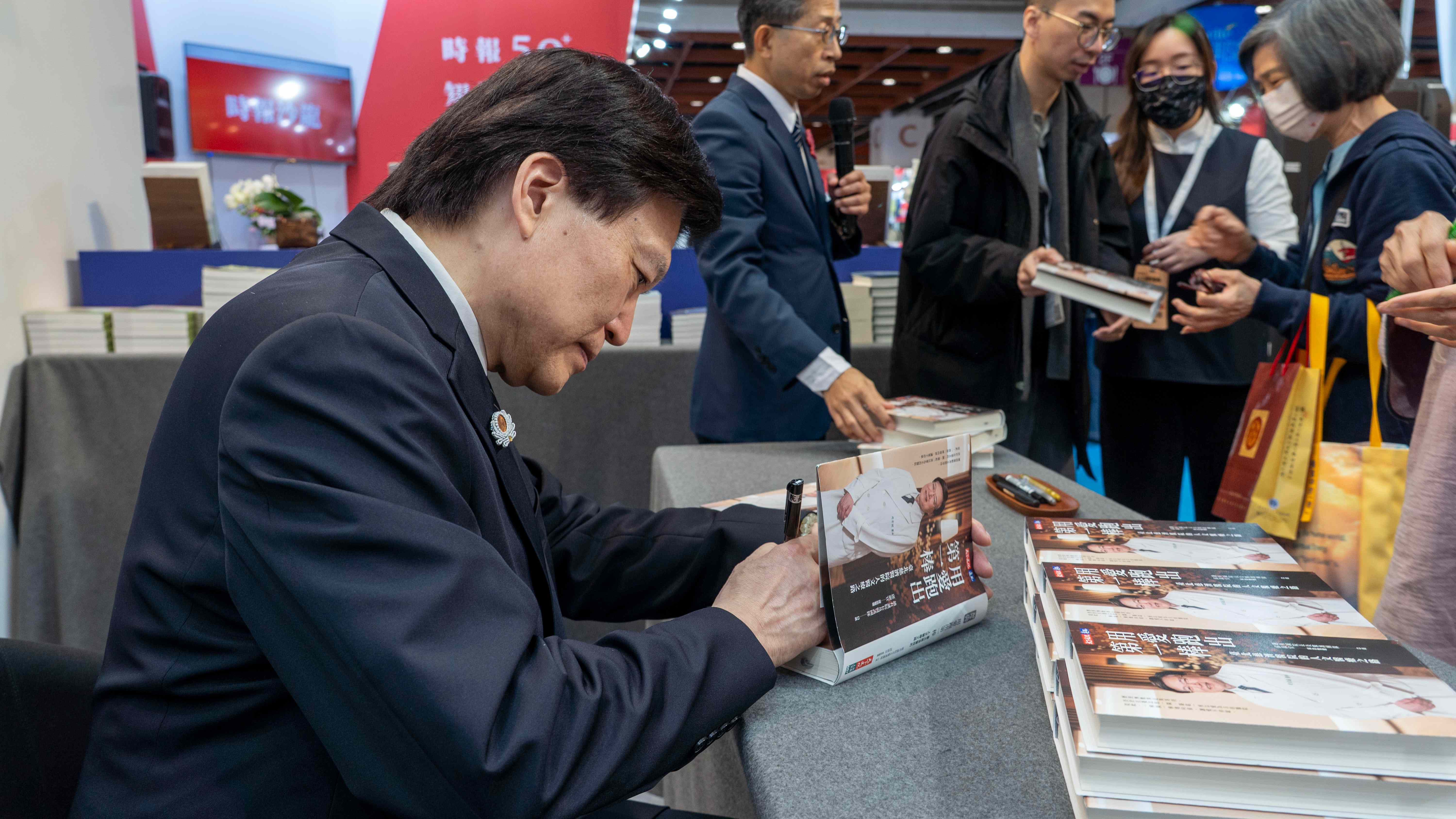 台北慈濟醫院院長趙有誠講座結束後進行簽書會