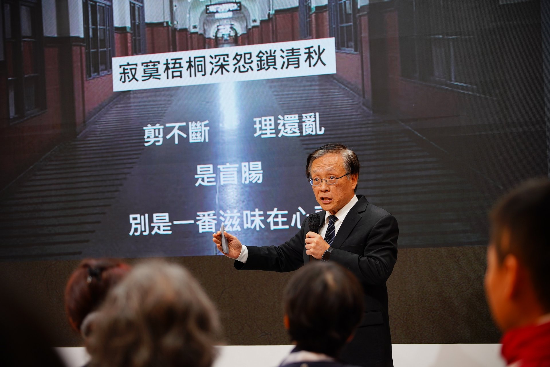 「無言獨上開刀房，簡不斷理還亂是盲腸。」簡守信回憶起年輕時在台大醫院半夜開刀的孤獨與壓力