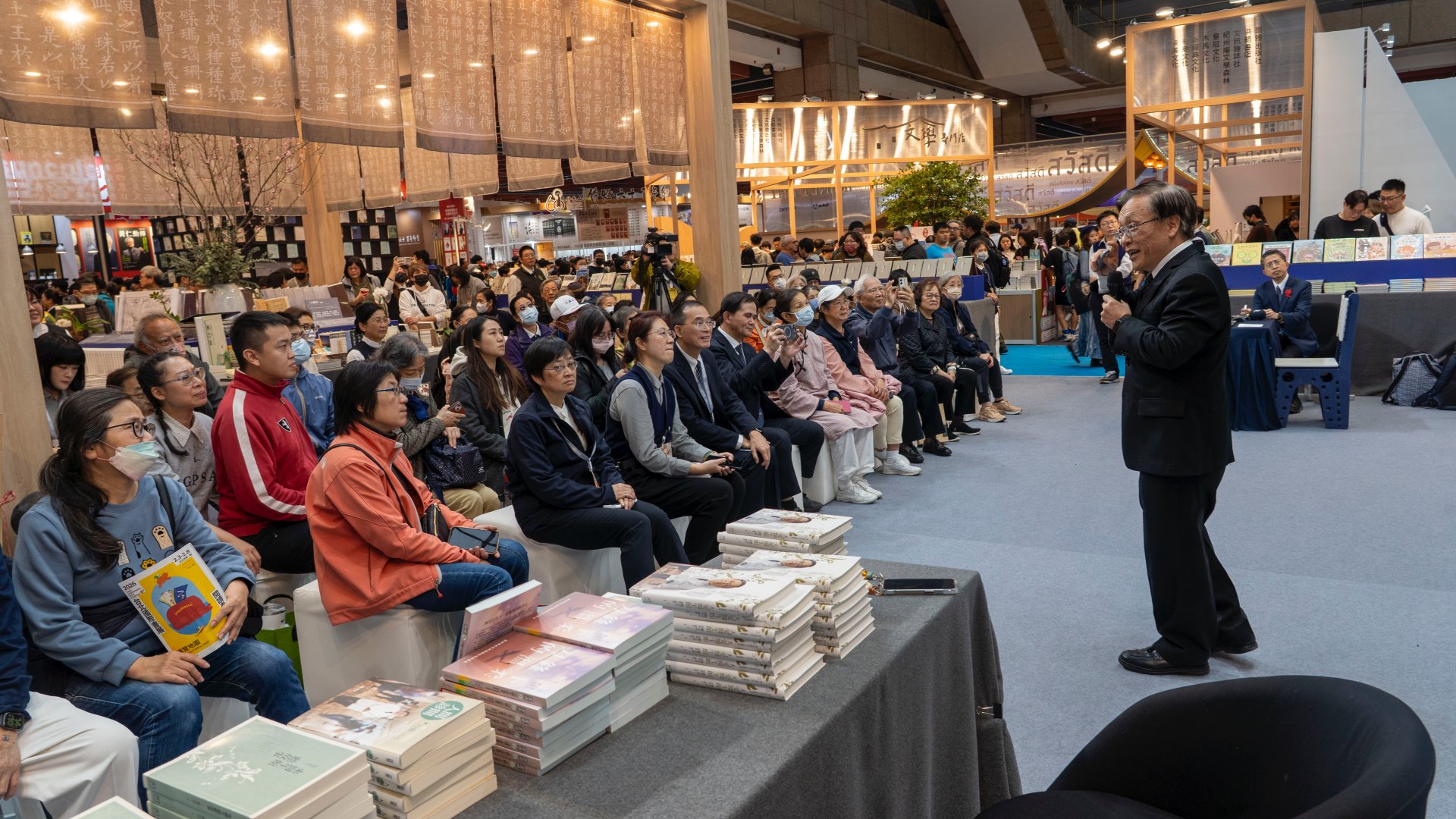 簡院長分享，儘管醫療技術日新月異，但從古至今唯一不變的應是那份守護病人的「心光」