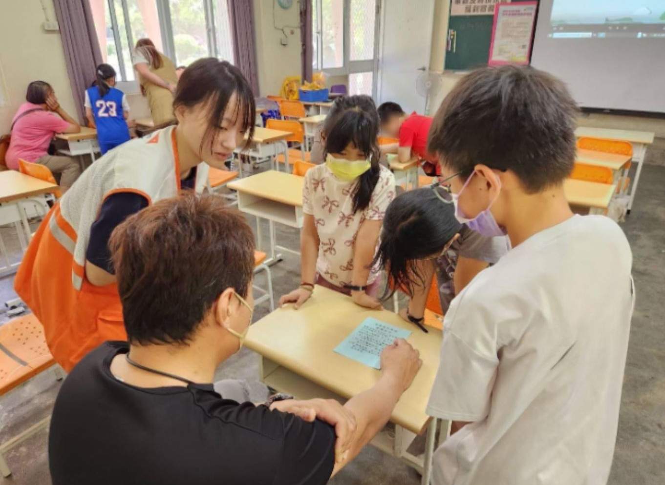 展望會社工帶領蓉蓉(中)參加方案，補上學業進度(台灣世界展望會提供)