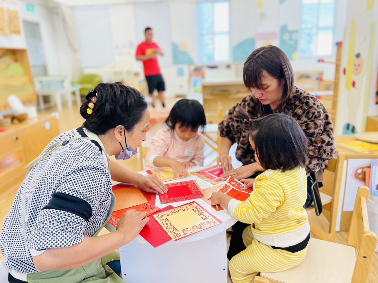 伊甸邀請親子一同進行春節吊飾創作活動