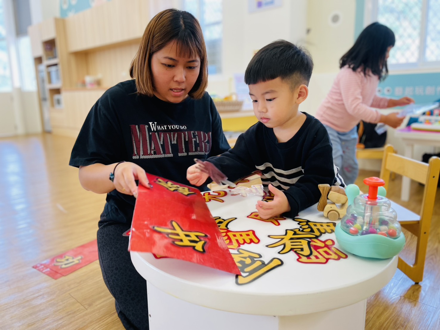 3歲的小志(右)，經過早療後，口語能力有明顯進步