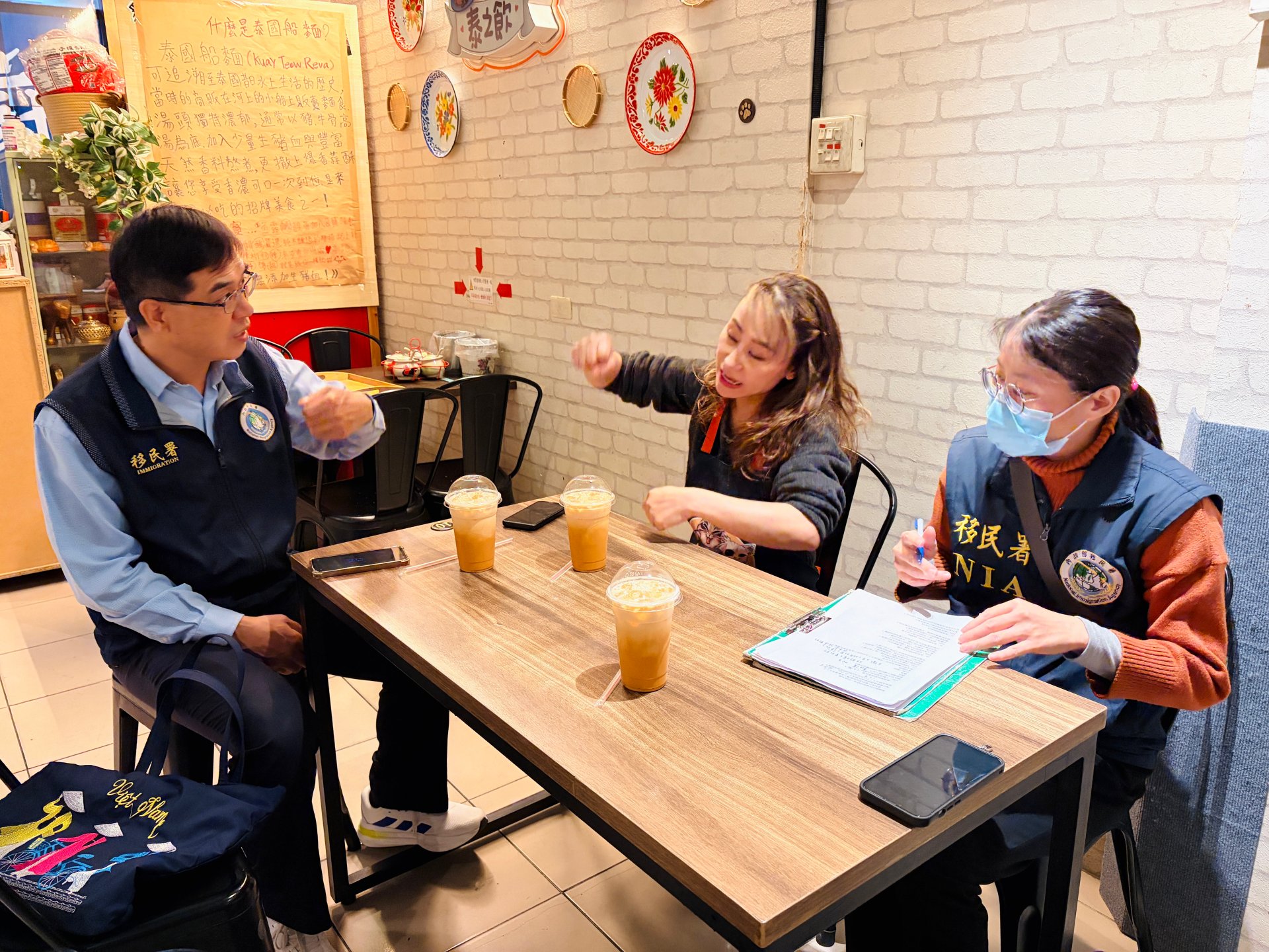 老闆也大方分享泰式奶茶好喝的秘訣是拉茶的步驟。