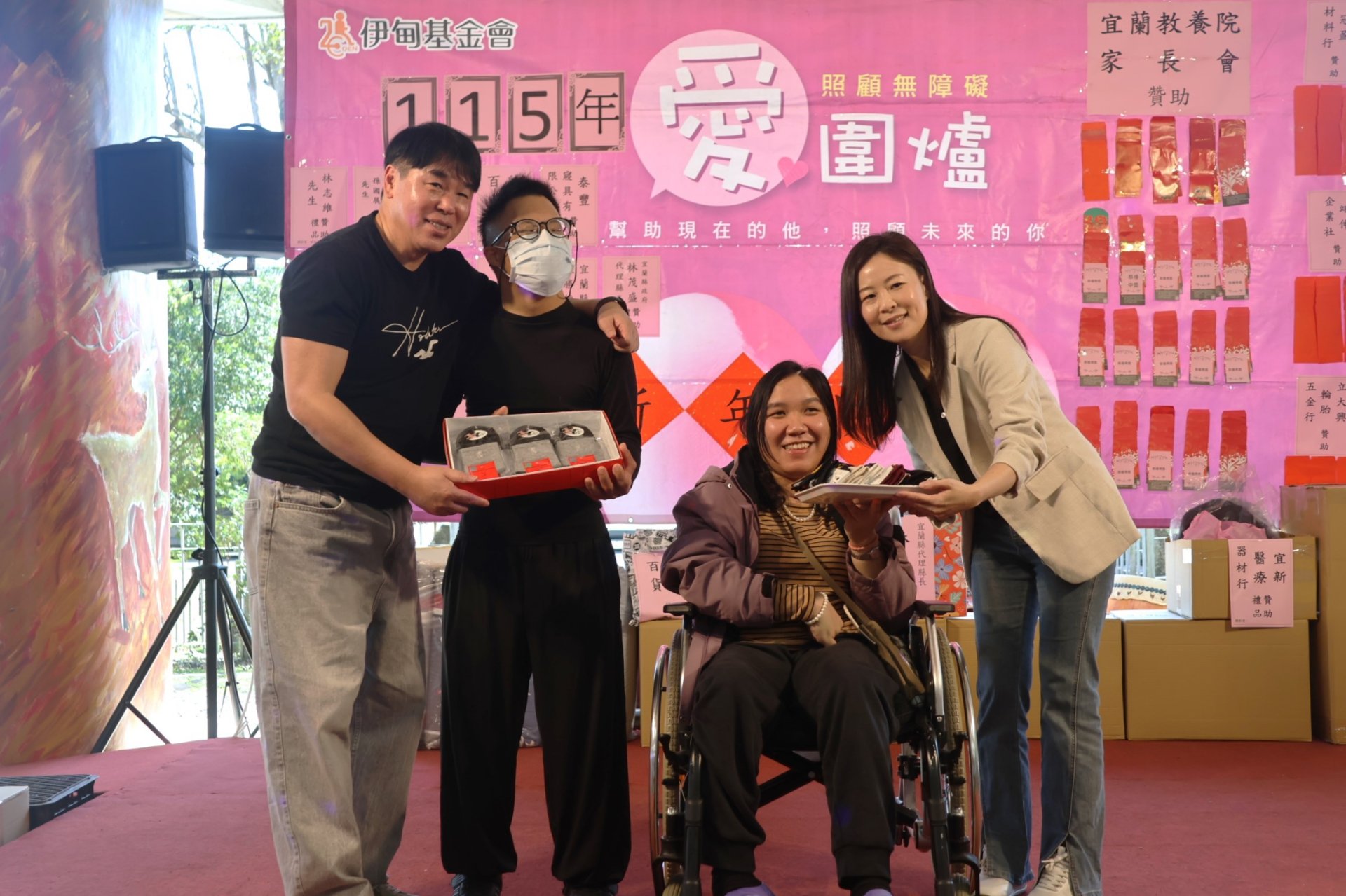 伊甸基金會執行長何天元(左)、副執行長鄒聖盈(右)送上年節溫暖禮，讓服務對象感受年節特有的熱鬧與祝福。