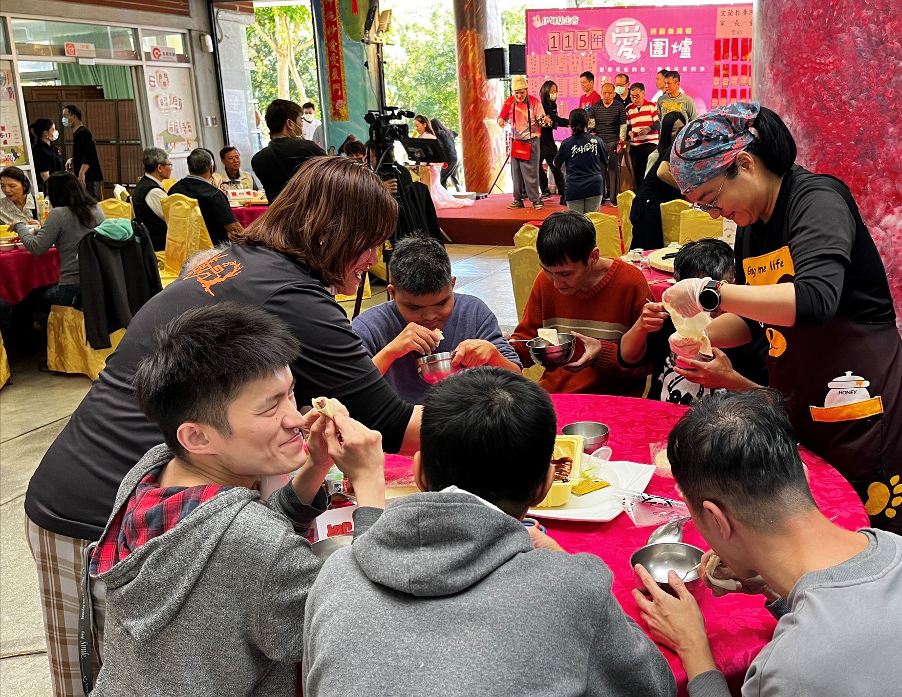 在伊甸工作人員協助下，每位服務對象都吃的開心又滿足。