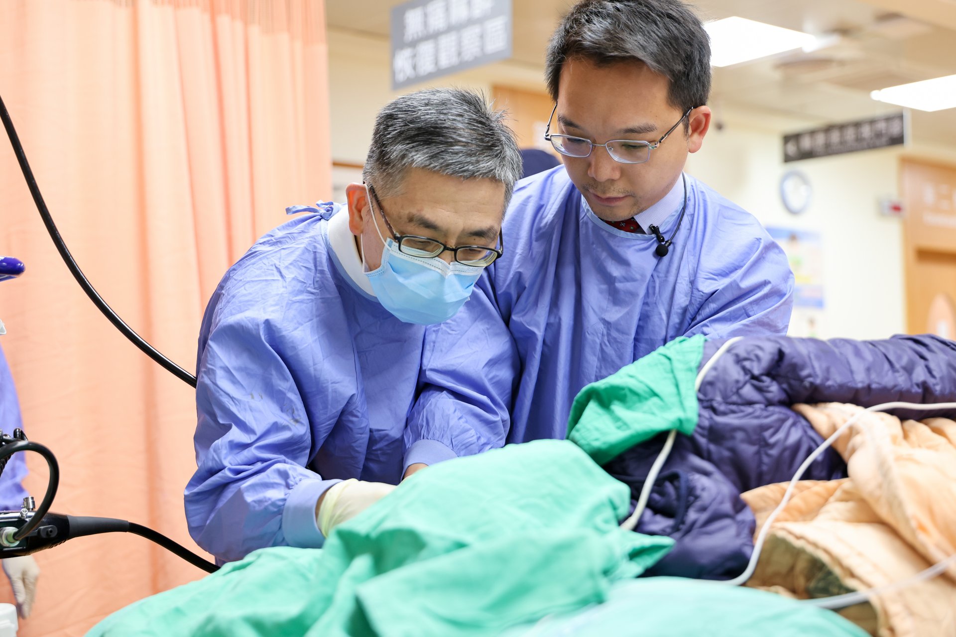 花蓮慈濟醫院消化系中心主任陳健麟醫師(左)與香港威爾斯親王醫院Marc Wong醫師討論Endoflip檢測吞嚥困難病患的操作細節。