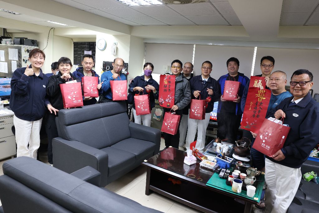 新北市消防局第六大隊吳應魁副大隊長(中深灰衣)強調：「重要節日安全維護工作」雖已啟動，但消防弟兄的守護並非僅限年假，而是將平時的專業能量轉化為長期的安全防禦網。」