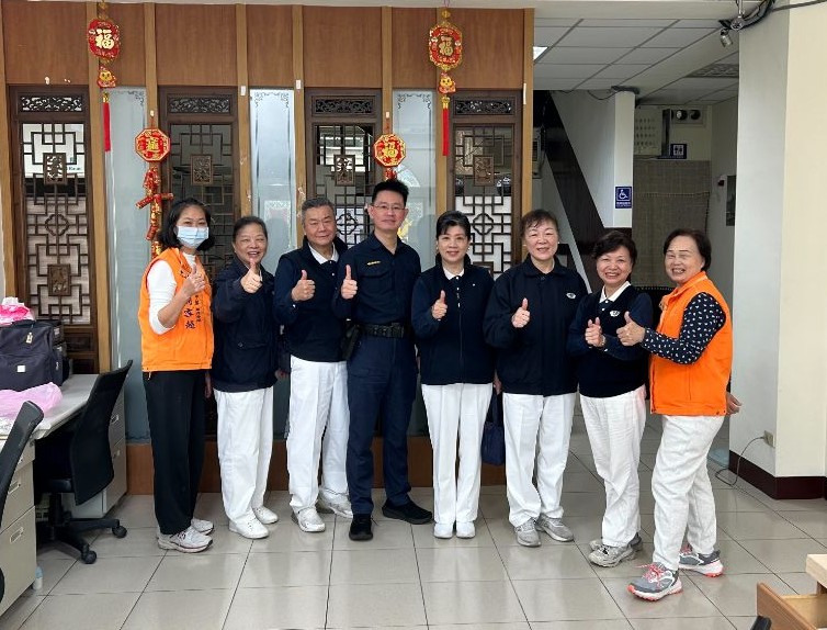 鄧所長(左四)分享，自任警職之初便已加入慈濟會員，曾帶著妻兒前往花蓮精舍參訪。當時見到師父與志工們投入製作蠟燭、耕種菜園及呈列環保作品等，深受那份無私的貼心與大愛所感動。