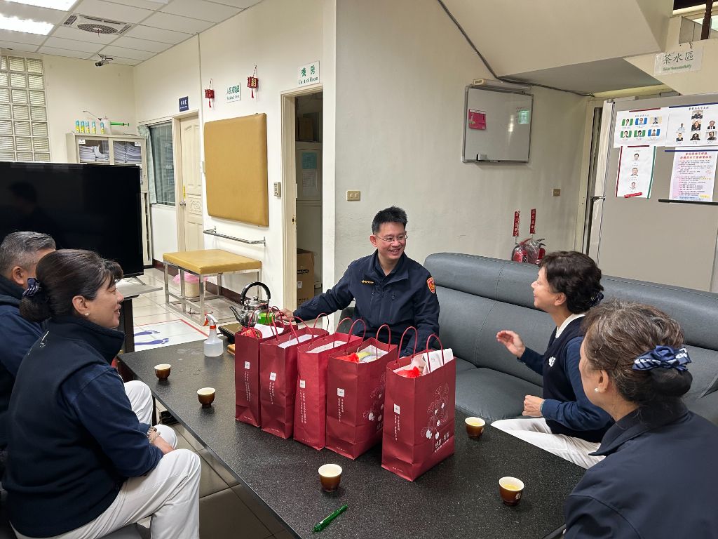 溫馨的茶敘時光，志工分享慈濟各項志業，包括訪視關懷、骨髓捐贈、汐止樂齡班與日照中心的運作，以及證嚴上人的法語點滴。