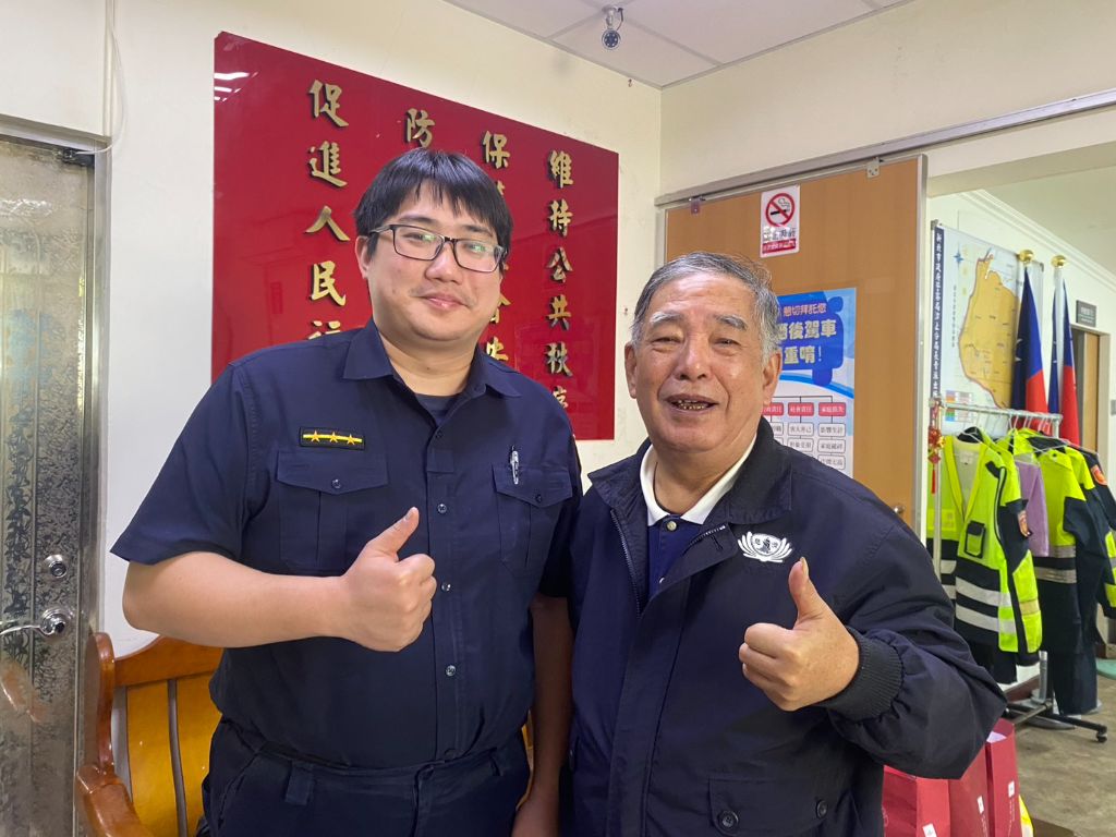 長青派出所警員宋柏辰(左)回憶起還在唸國小時，親眼目睹慈濟志工穿梭在災區協助清掃、發放便當的身影。那份感念眾人相助的心，在他心中種下了善種子。