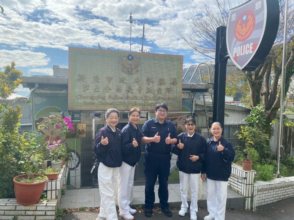 長青派出所警員宋柏辰負責接待，柏辰向志工分享自己非常熱愛警察工作，志工們也紛紛讚嘆他回饋鄉里的願力與服務精神。