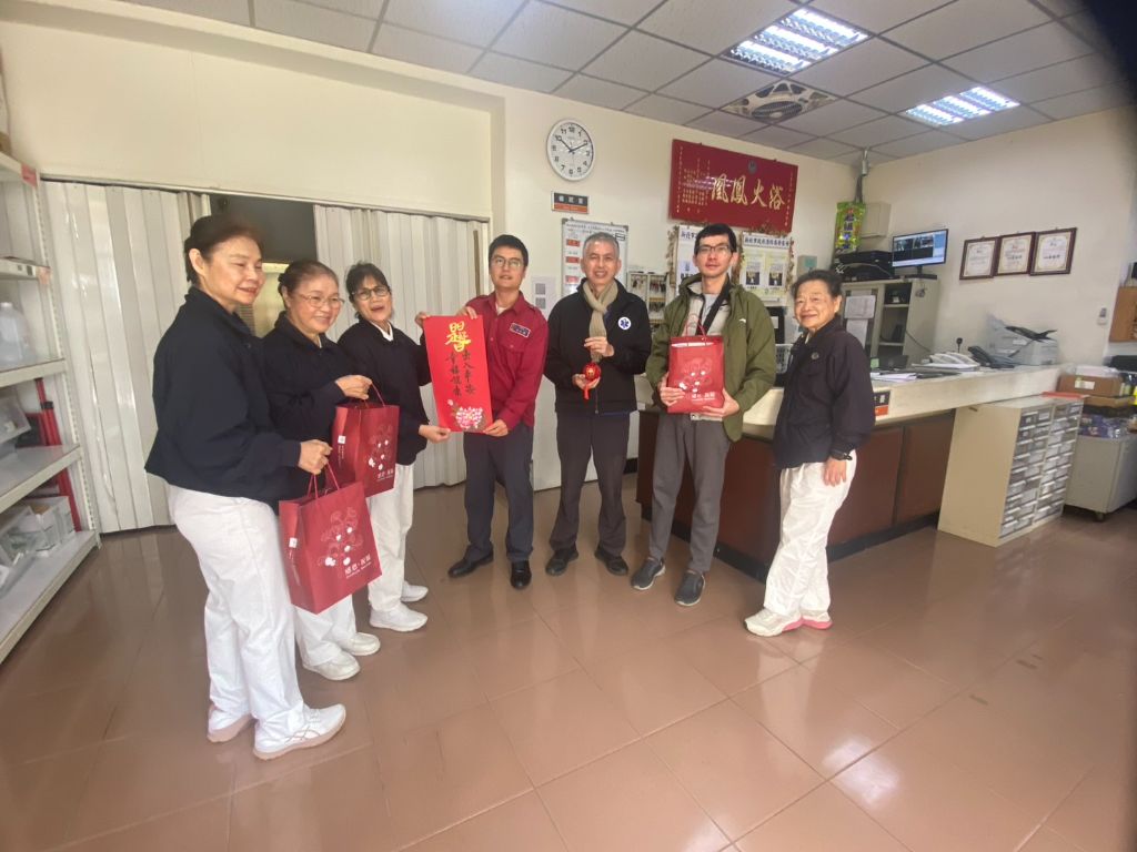 長青消防隊小隊長張哲清說起2015年年初復興航空墜毀基隆河的空難事件。當時寒風刺骨的深夜搜救現場，慈濟志工始終在旁陪伴關懷，並遞上一杯杯暖心的薑茶和熱食，這是來自心靈與實質的支援。