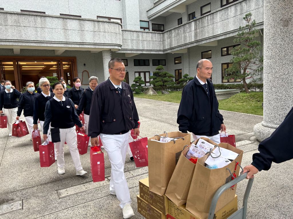 汐止區志工準備關懷社區警消單位物資，帶著證嚴上人與精舍師父們的祝福慰問與關懷，期以愛與關懷的力量支援警消。